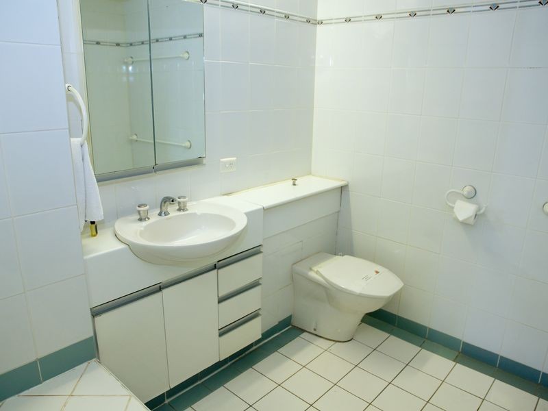 11 Eady Avenue, Broadbeach Waters QLD 4218