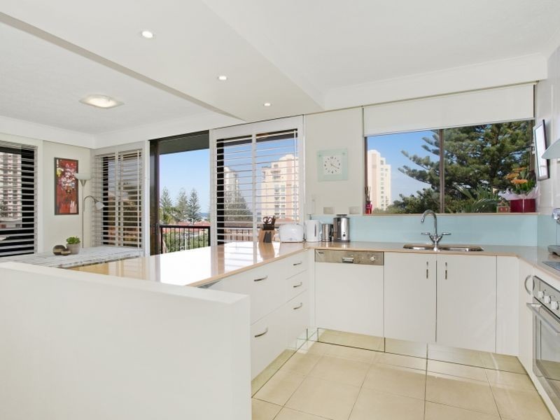 17/22 Armrick Avenue, Broadbeach QLD 4218