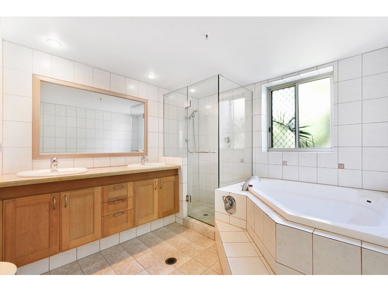 4/100 Old Burleigh Road, Broadbeach QLD 4218