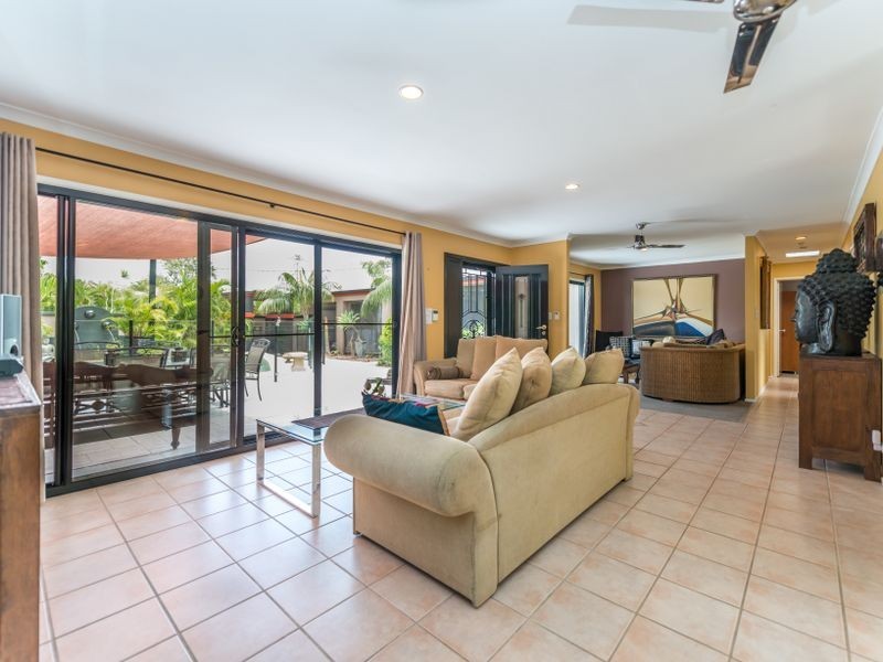 38 T E Peters Drive, Broadbeach Waters QLD 4218