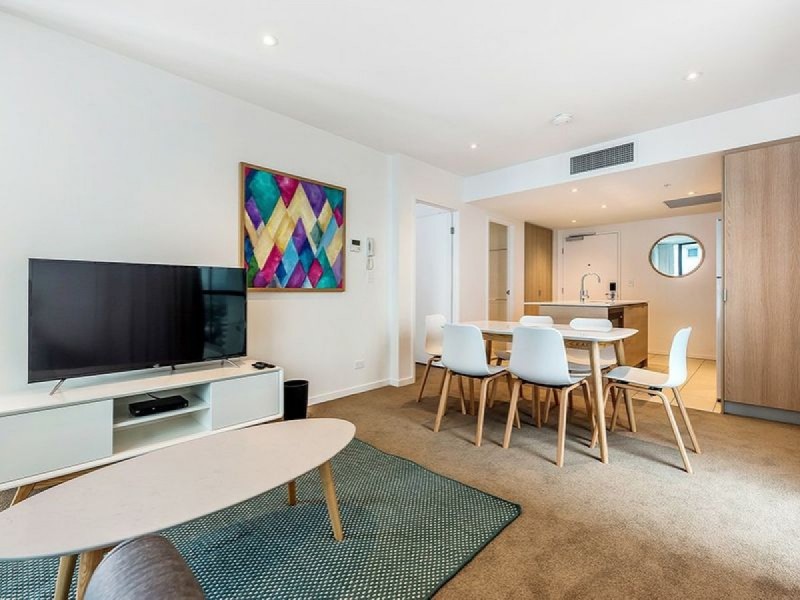 2302/2663 Gold Coast Highway, Broadbeach QLD 4218