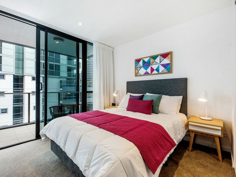 2302/2663 Gold Coast Highway, Broadbeach QLD 4218