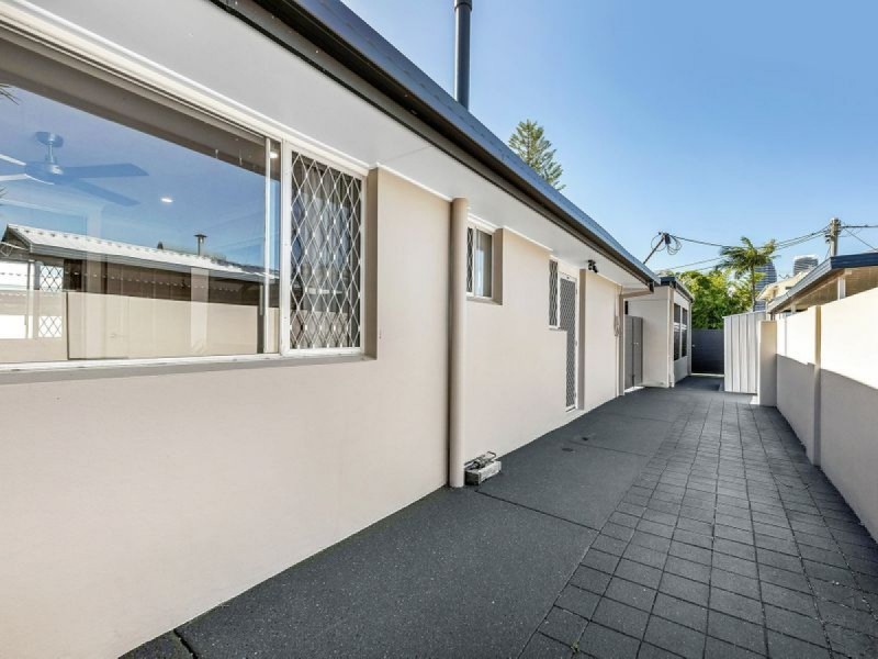 14 Chant Street, Broadbeach Waters QLD 4218