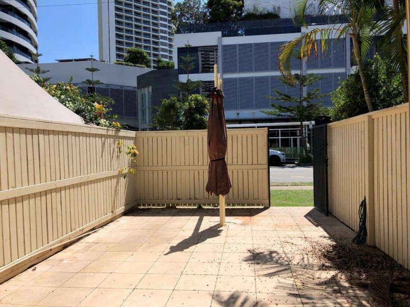 4/16 Elizabeth Avenue, Broadbeach QLD 4218