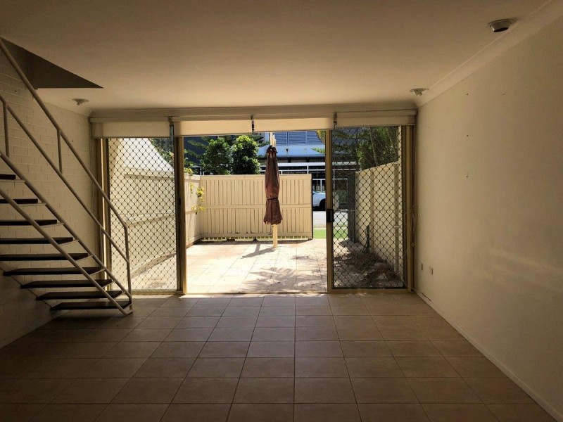 4/16 Elizabeth Avenue, Broadbeach QLD 4218