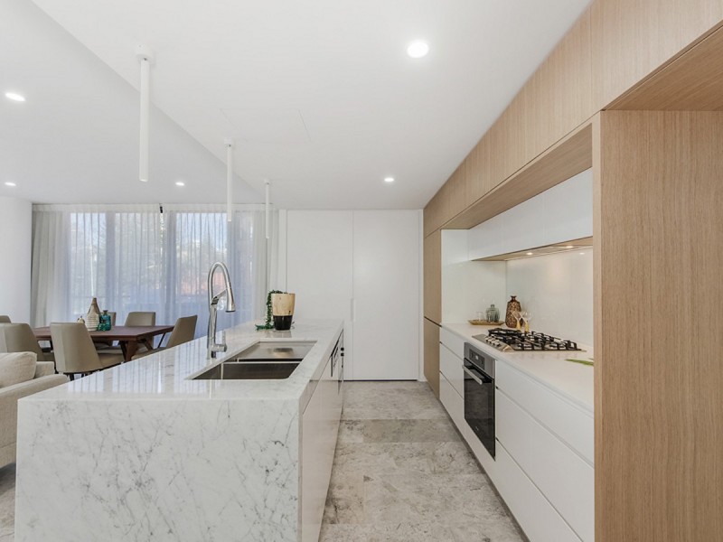 704/95 Old Burleigh Road, Broadbeach QLD 4218