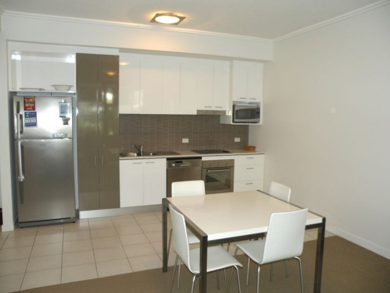 2009/33 T E Peters Drive, Broadbeach QLD 4218