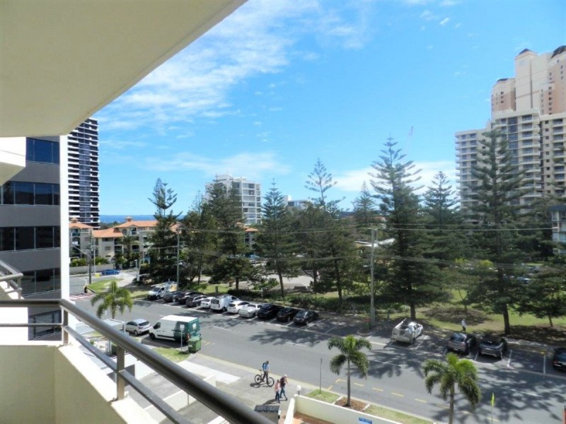 8/12 Queensland Avenue, Broadbeach QLD 4218