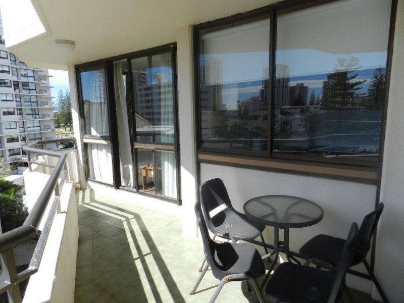 8/12 Queensland Avenue, Broadbeach QLD 4218