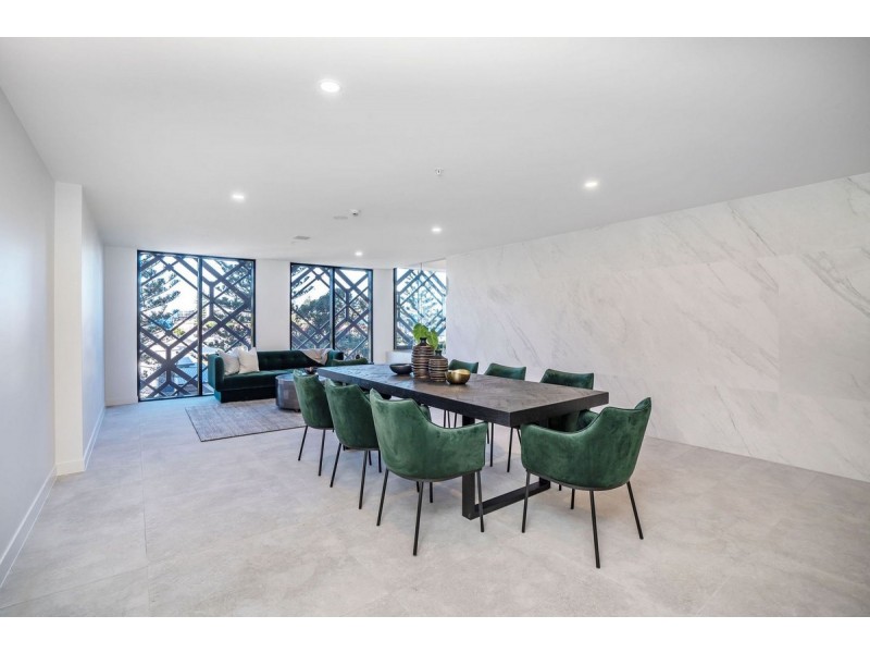 303/185 Old Burleigh Road, Broadbeach QLD 4218