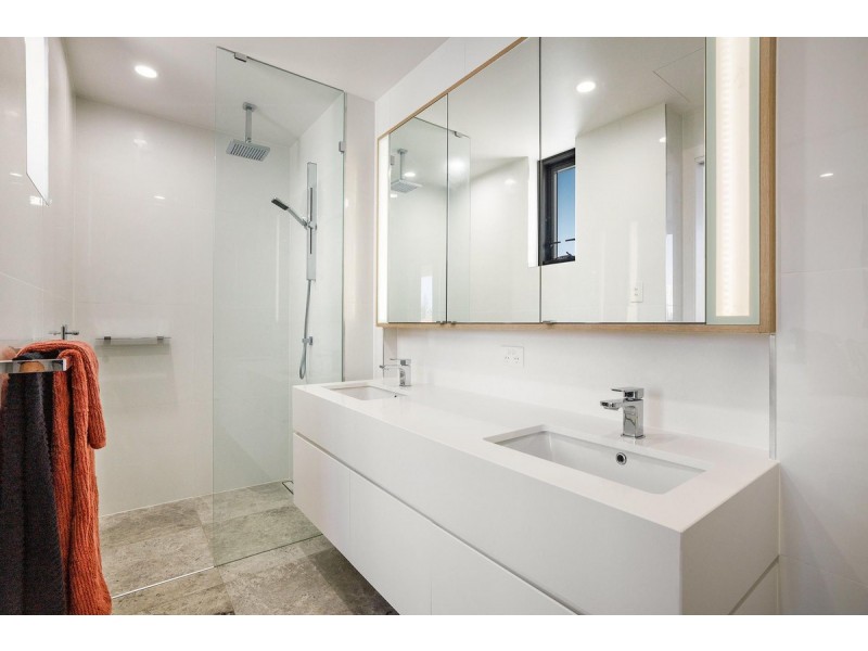 305/95 Old Burleigh Road, Broadbeach QLD 4218