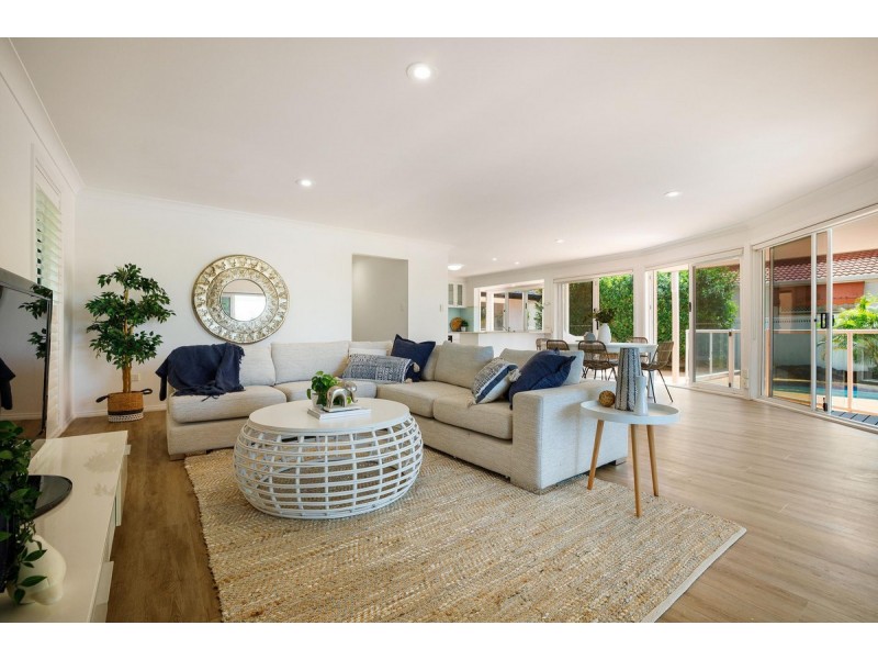 8 Wollundry Place, Mermaid Waters QLD 4218