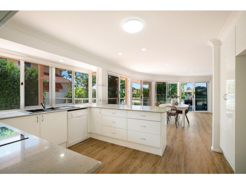 8 Wollundry Place, Mermaid Waters QLD 4218