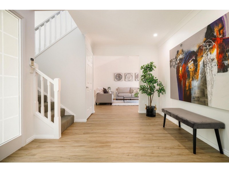 8 Wollundry Place, Mermaid Waters QLD 4218