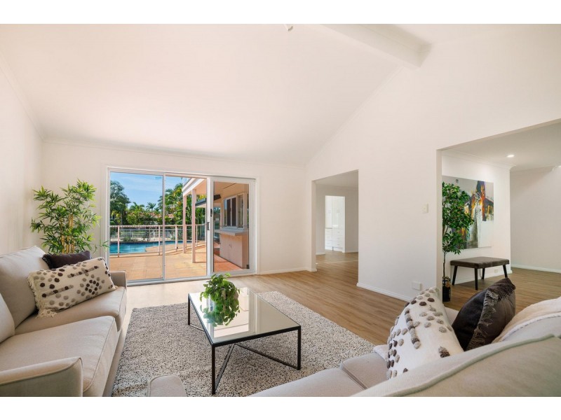 8 Wollundry Place, Mermaid Waters QLD 4218