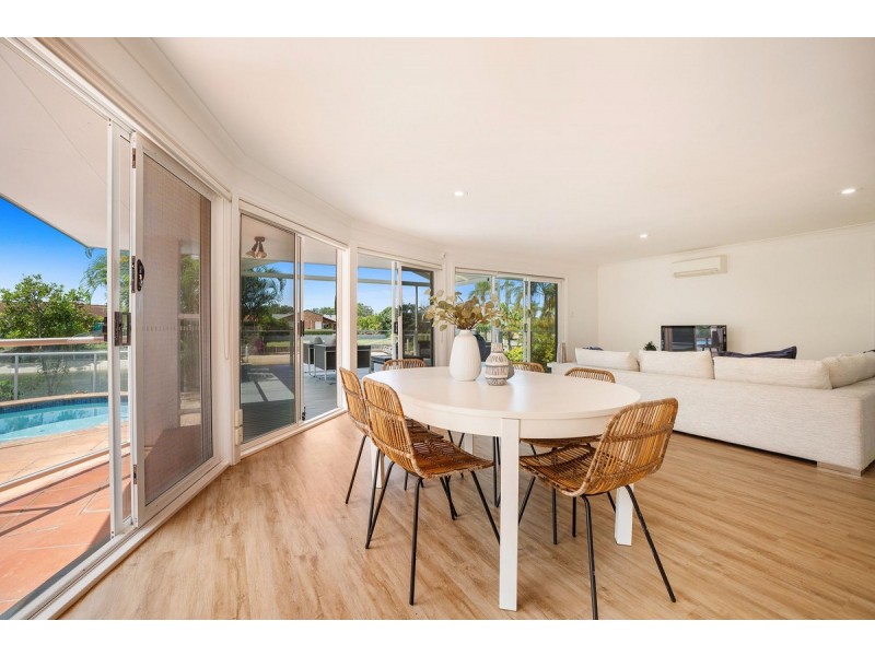 8 Wollundry Place, Mermaid Waters QLD 4218