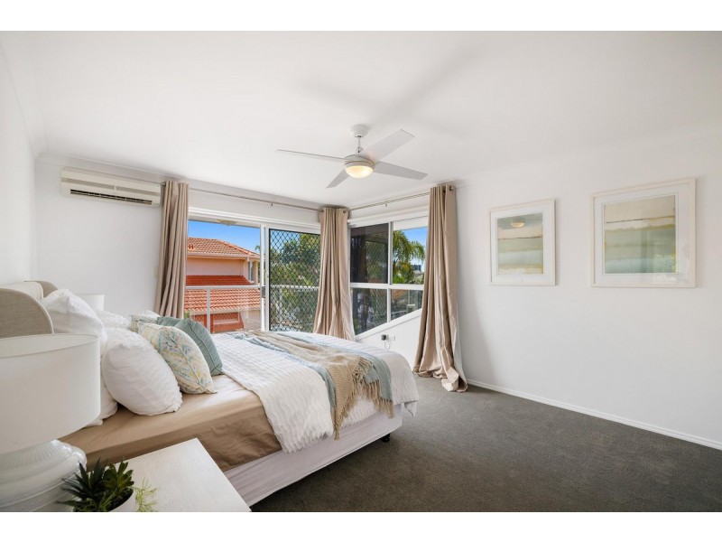 8 Wollundry Place, Mermaid Waters QLD 4218