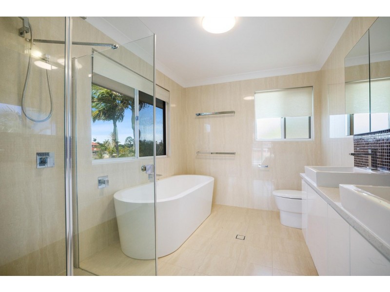 8 Wollundry Place, Mermaid Waters QLD 4218