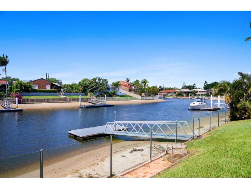 8 Wollundry Place, Mermaid Waters QLD 4218
