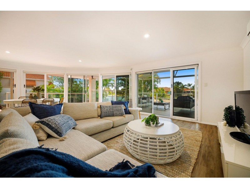 8 Wollundry Place, Mermaid Waters QLD 4218