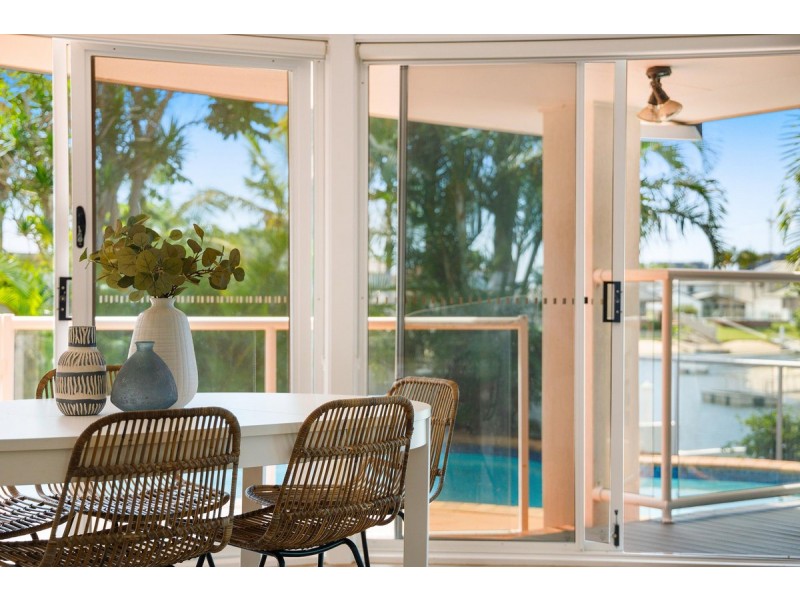 8 Wollundry Place, Mermaid Waters QLD 4218