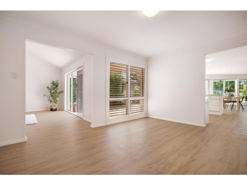 8 Wollundry Place, Mermaid Waters QLD 4218