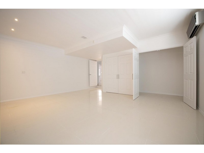 8 Wollundry Place, Mermaid Waters QLD 4218