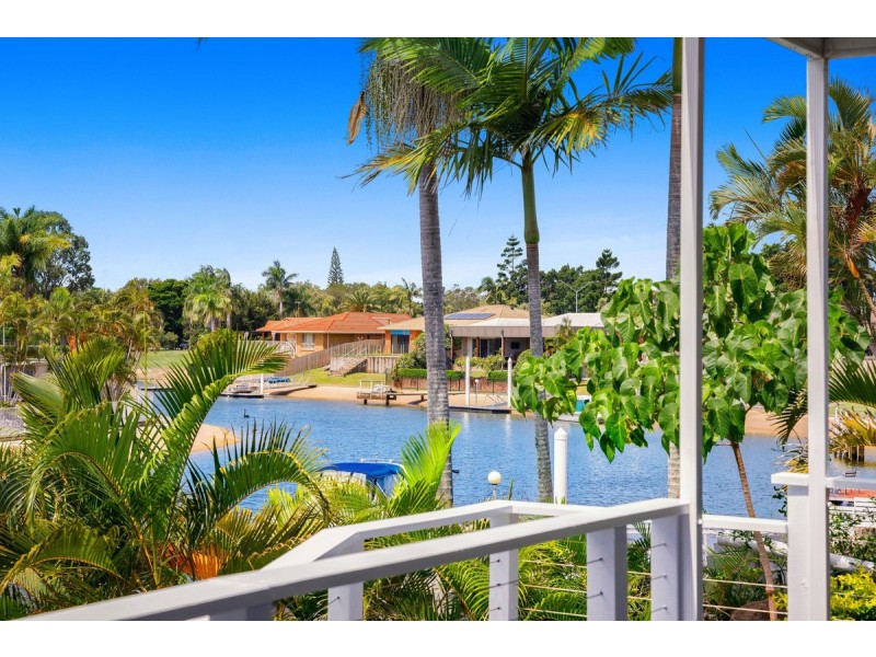 8 Wollundry Place, Mermaid Waters QLD 4218