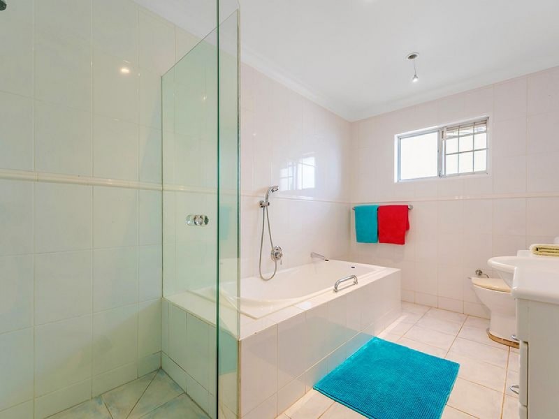 86 Gibraltar Drive, Isle Of Capri QLD 4217