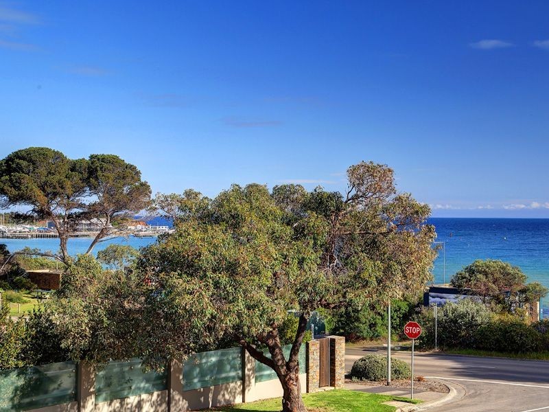 2 Grange Road, Mornington VIC 3931