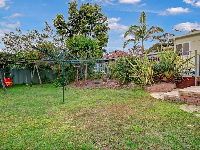 27 Leonay St, Sutherland NSW 2232