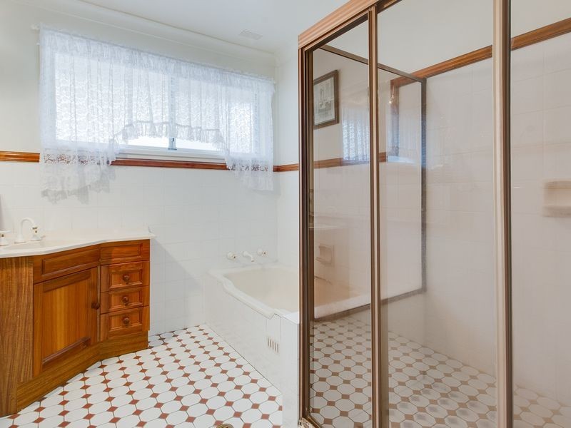 18 Loch Caron Avenue, Farmborough Heights NSW 2526