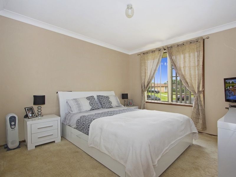 16 Bluff St, Green Valley NSW 2168