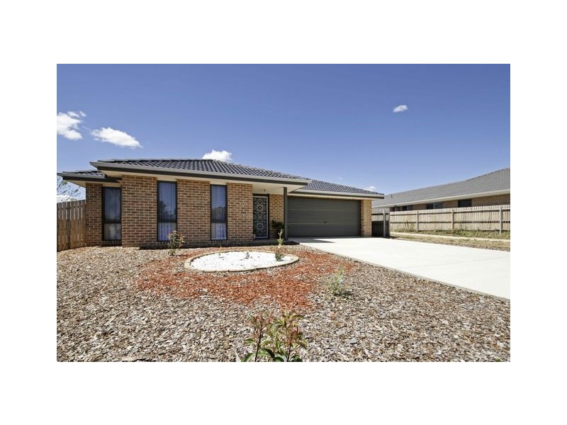 18 Nicholls Drive, Yass NSW 2582