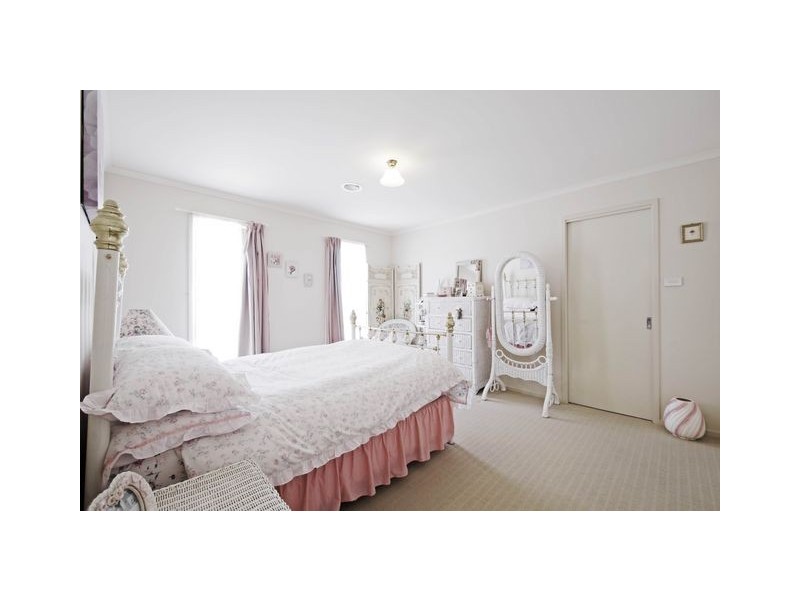 18 Nicholls Drive, Yass NSW 2582