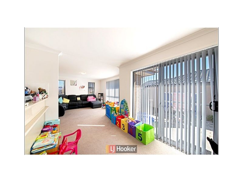 142 Macfarlane Burnet Avenue, Macgregor ACT 2615