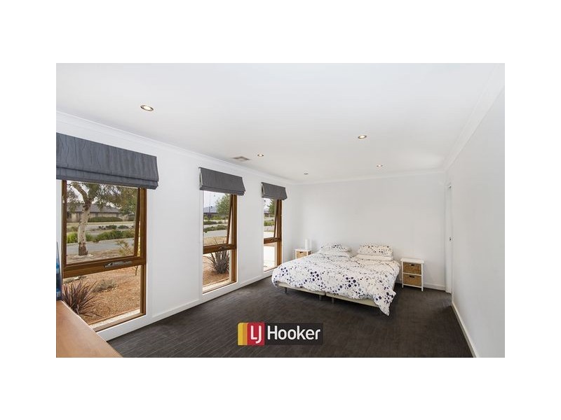 32 Macfarlane Burnett Avenue, Macgregor ACT 2615