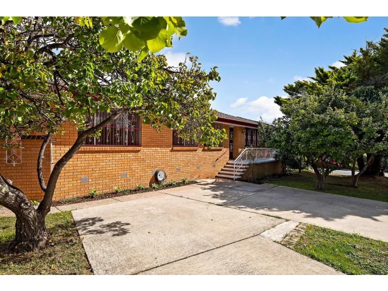 1 Phoenix Place, Giralang ACT 2617
