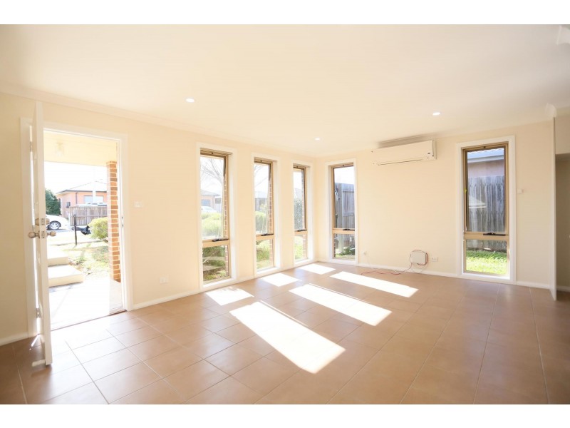 1/2 Kylie Tennant Street, Franklin ACT 2913