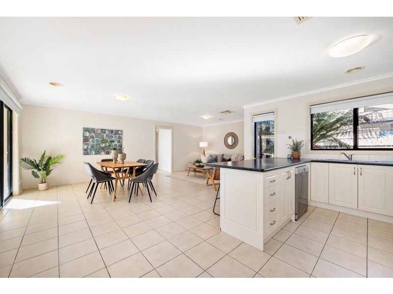 16 May Mills Close, Nicholls ACT 2913