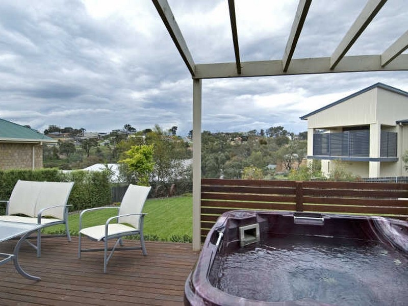 2 Evan Place, Jerrabomberra NSW 2619