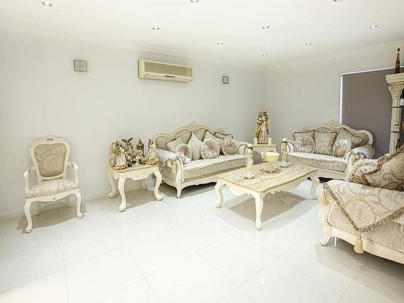27 Carmichael Drive, West Hoxton NSW 2171