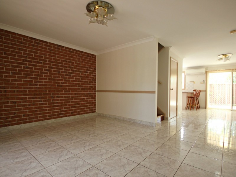 2/10 Peacock Close, Green Valley NSW 2168