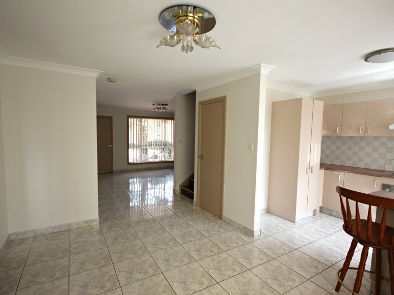 2/10 Peacock Close, Green Valley NSW 2168