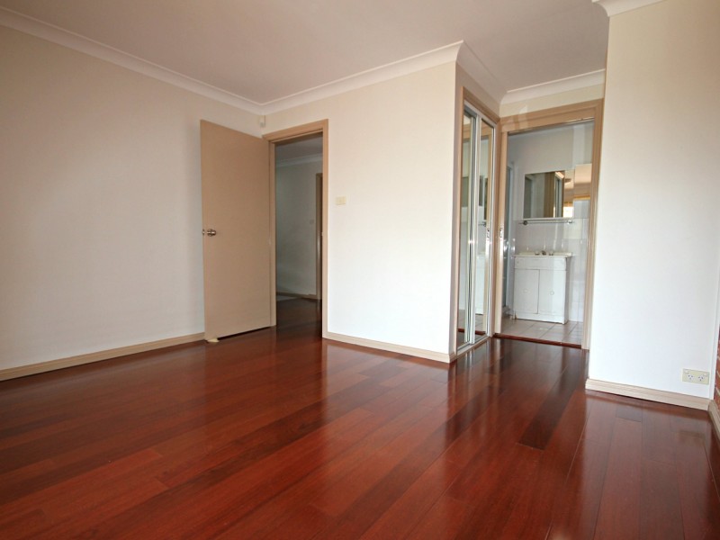 2/10 Peacock Close, Green Valley NSW 2168