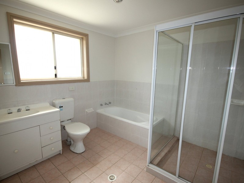 2/10 Peacock Close, Green Valley NSW 2168