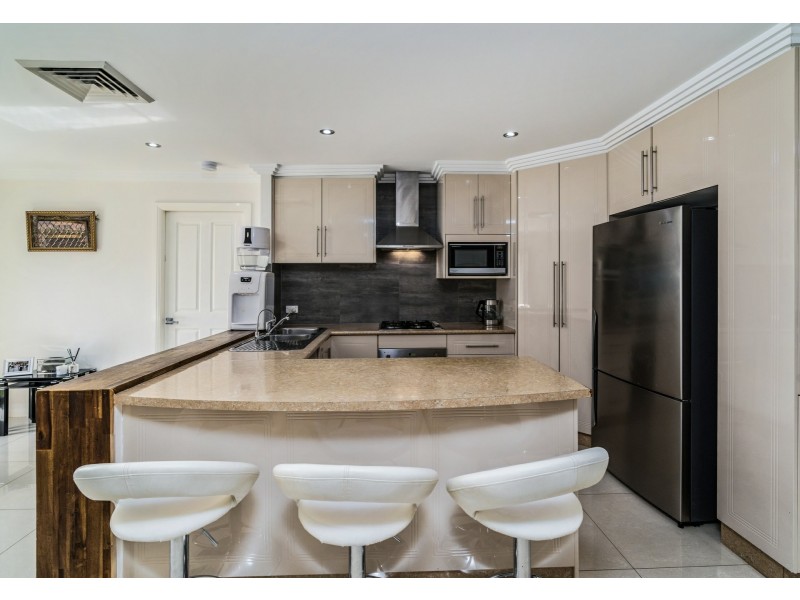 15 Rogan Crescent, Prairiewood NSW 2176