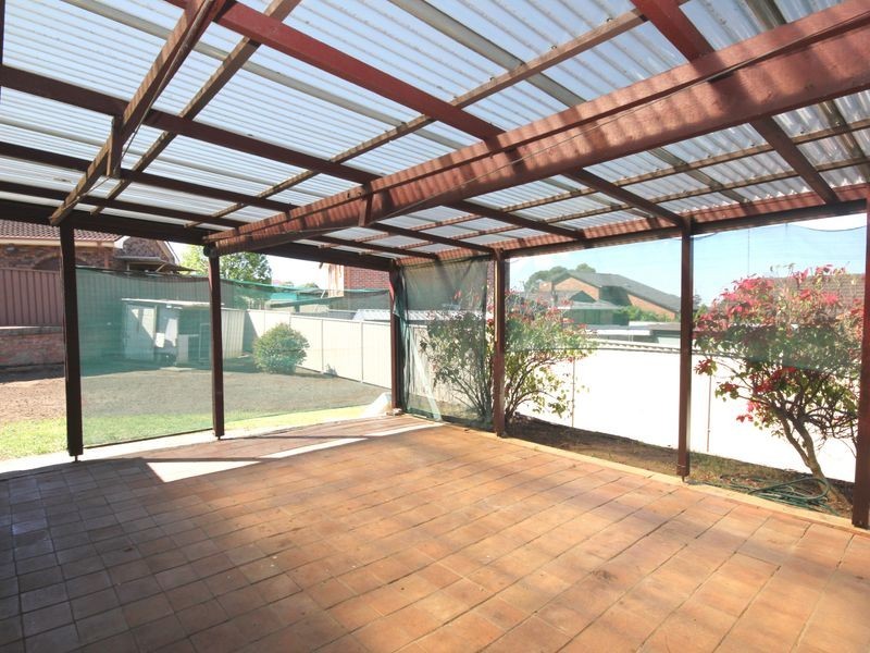 6 Loxton Place, Bossley Park NSW 2176