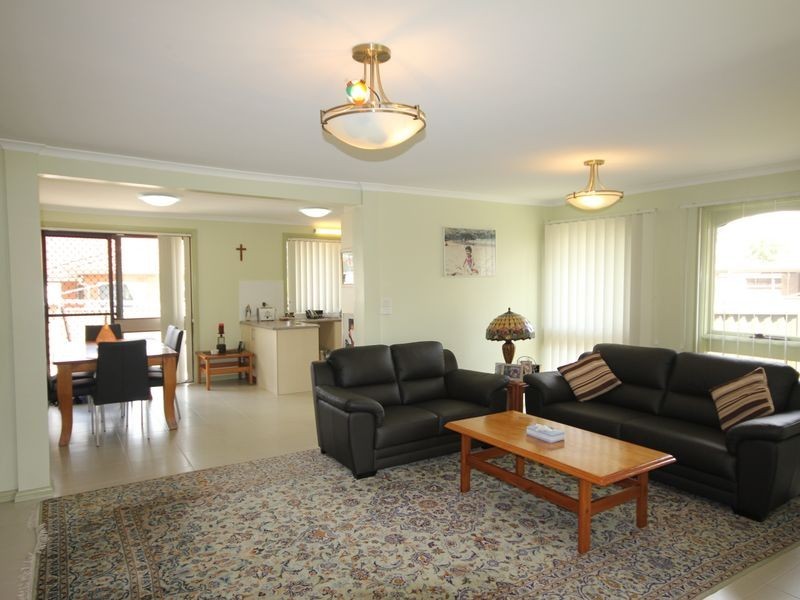 15 Dandenong Close, Bossley Park NSW 2176