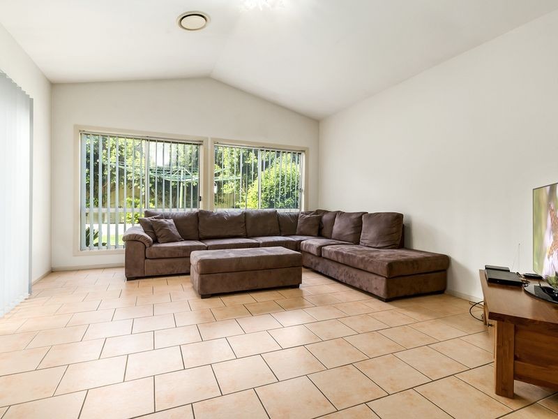 11 Ferraro Crescent, West Hoxton NSW 2171